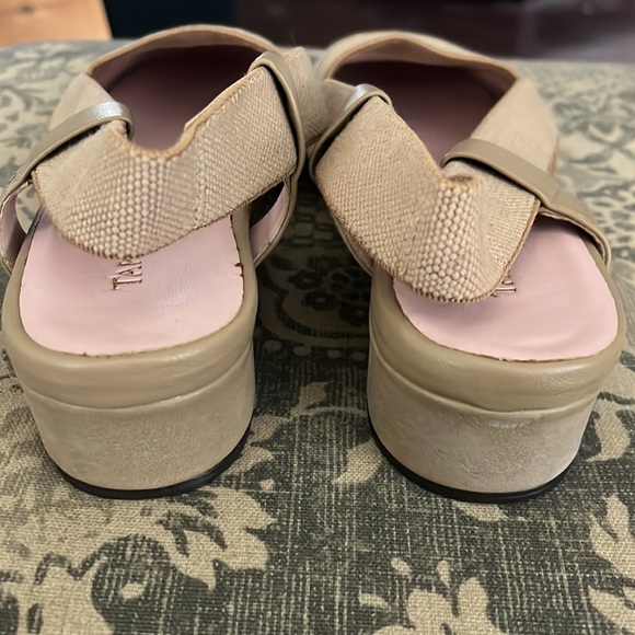 Taryn Rose size 9 beige slip-on. Slight scuffing on sides but great condition - Picture 3 of 5